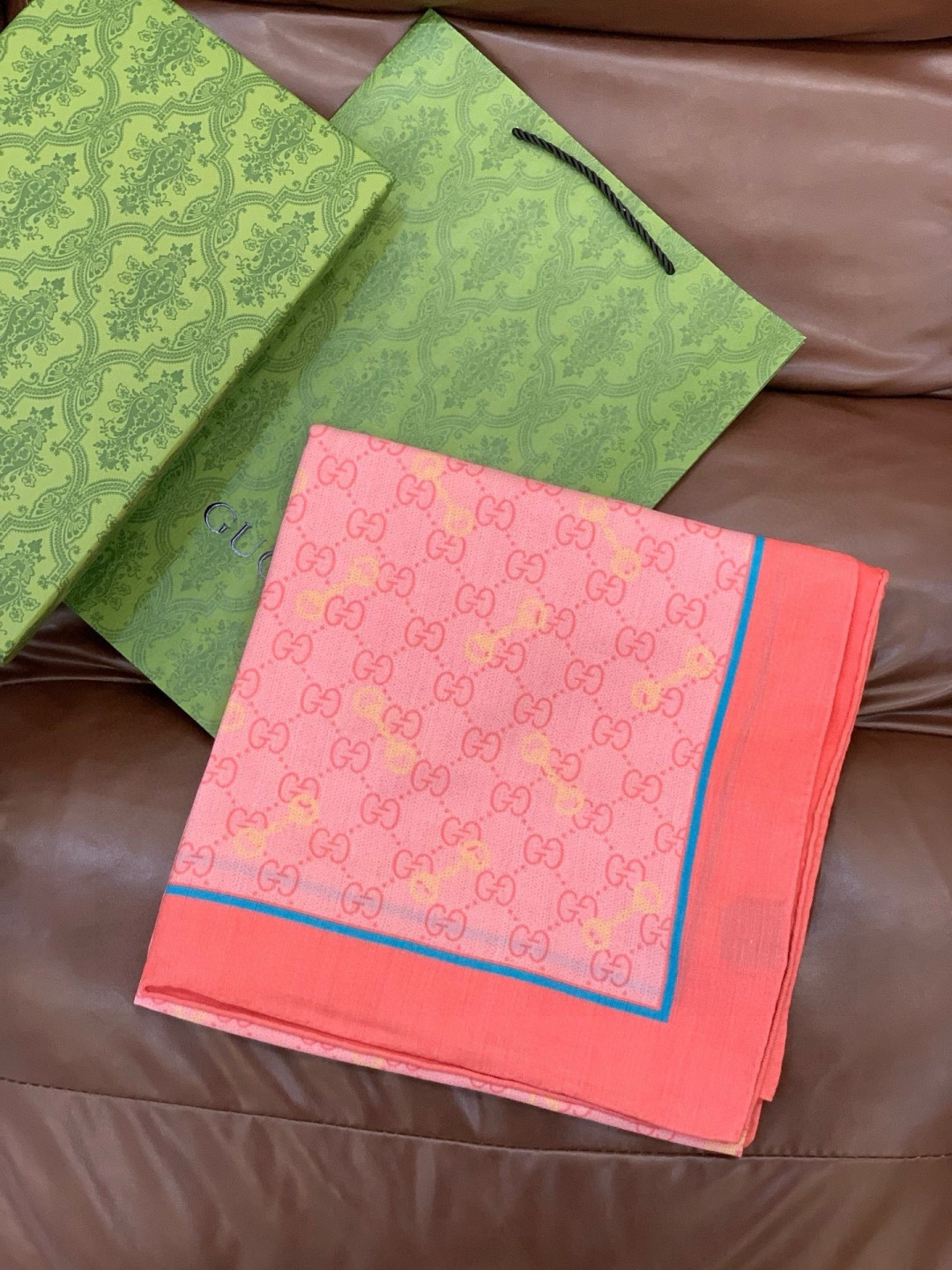 Gucci~140双面丝绒披肩马衔扣细节和GG图案以精致色调匠心呈献，意在向品牌与马术世界的深厚渊源致敬