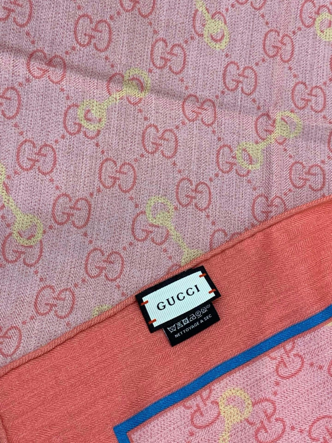 Gucci~140双面丝绒披肩马衔扣细节和GG图案以精致色调匠心呈献，意在向品牌与马术世界的深厚渊源致敬