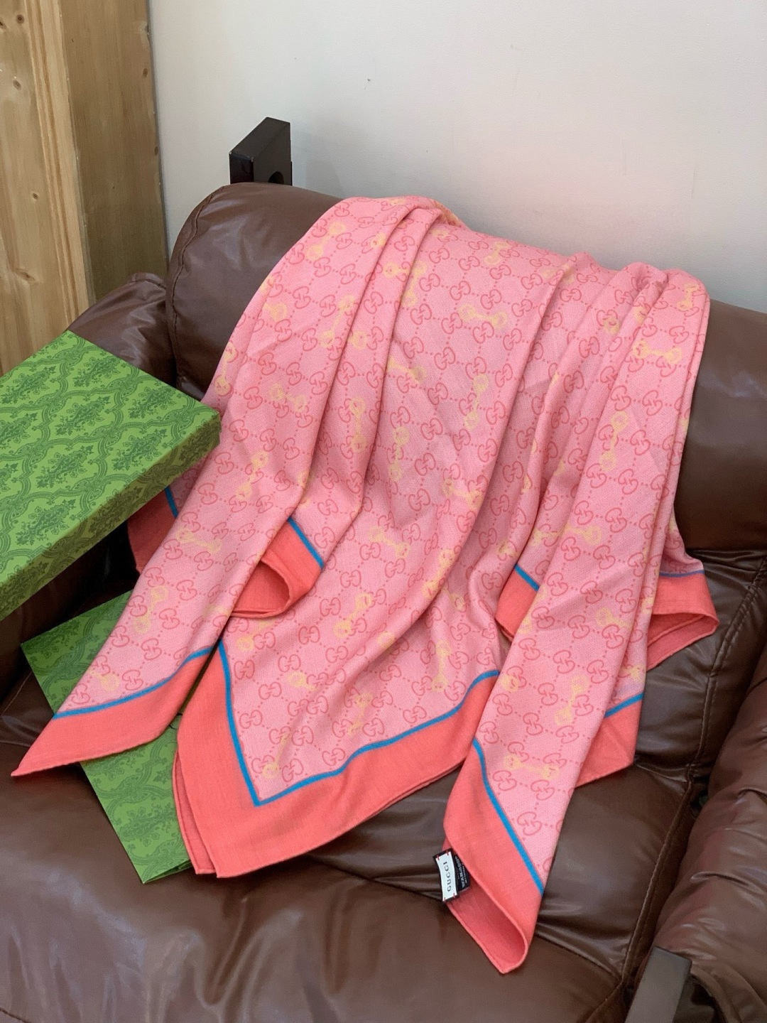 Gucci~140双面丝绒披肩马衔扣细节和GG图案以精致色调匠心呈献，意在向品牌与马术世界的深厚渊源致敬