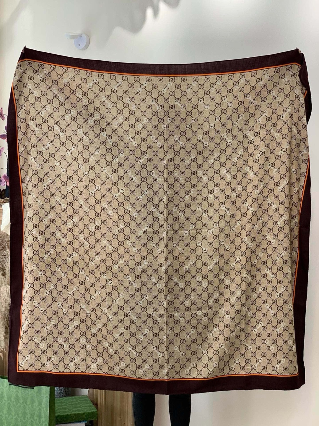 Gucci~140双面丝绒披肩马衔扣细节和GG图案以精致色调匠心呈献，意在向品牌与马术世界的深厚渊源致敬