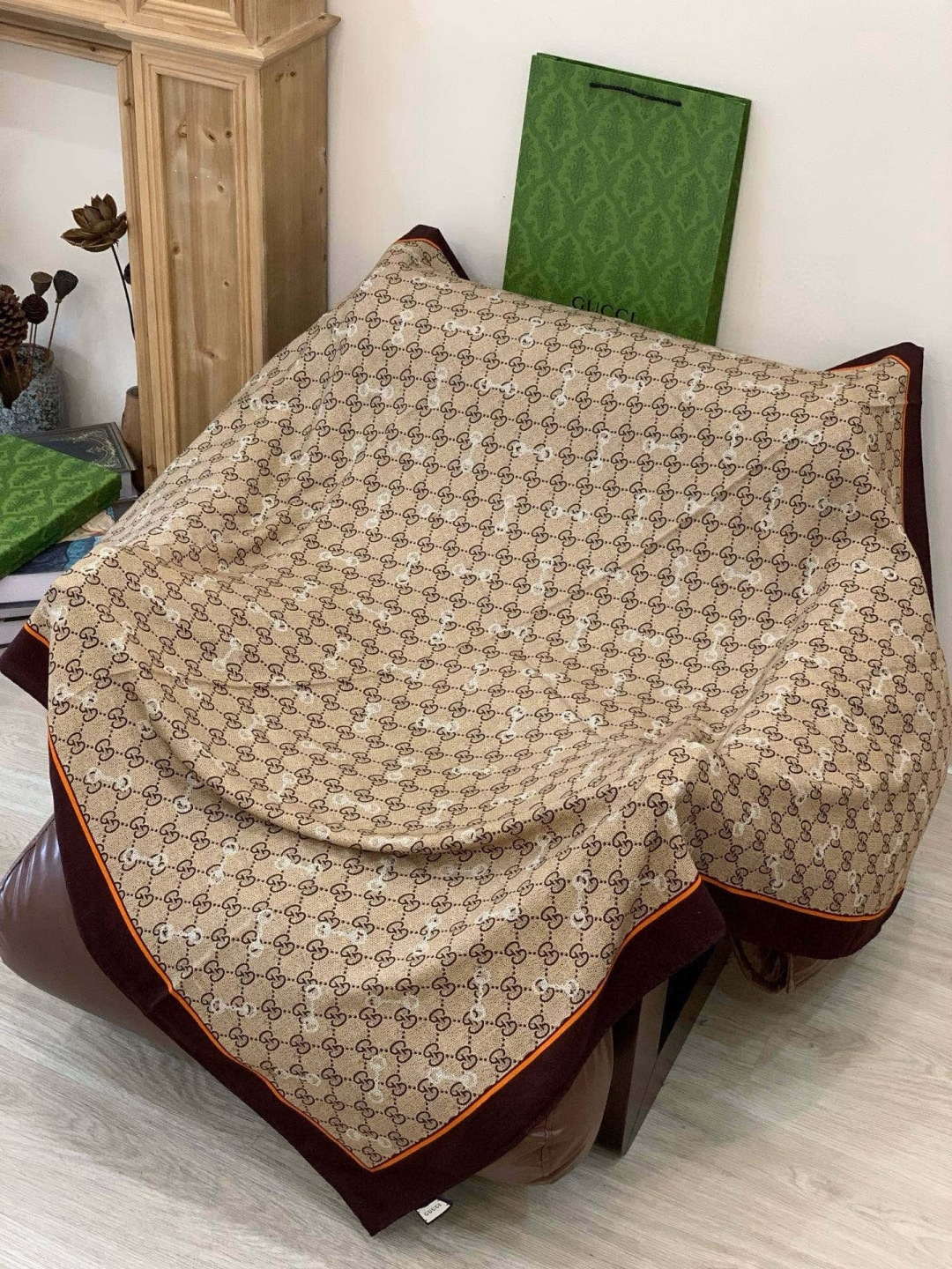 Gucci~140双面丝绒披肩马衔扣细节和GG图案以精致色调匠心呈献，意在向品牌与马术世界的深厚渊源致敬