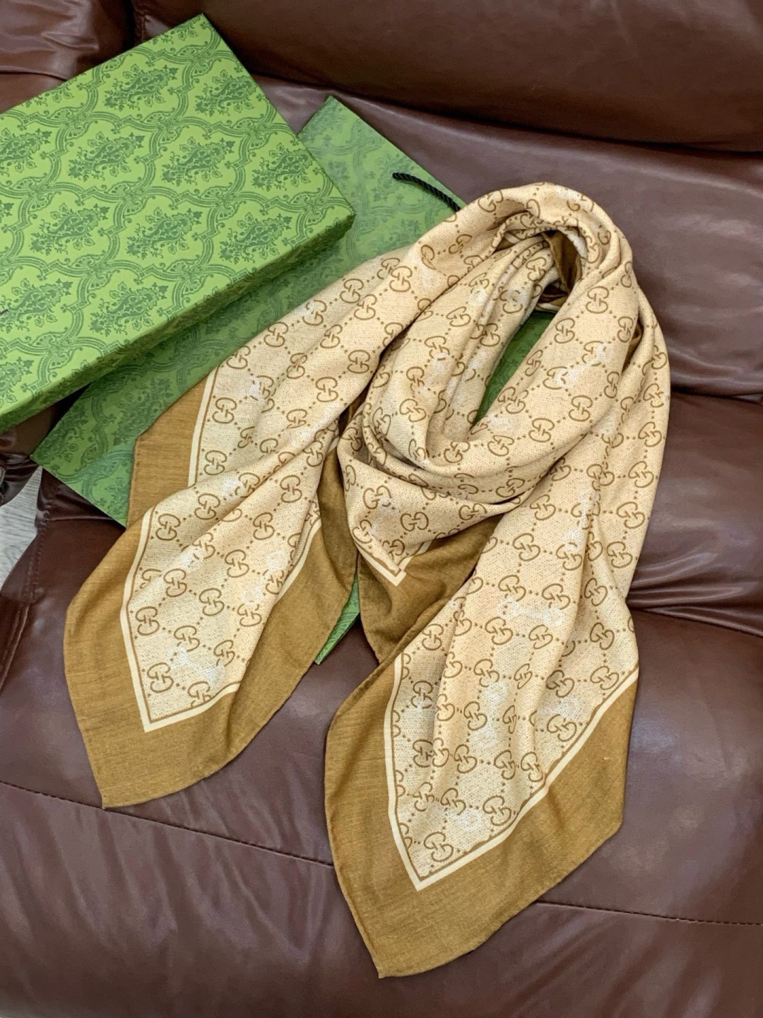 Gucci~140双面丝绒披肩马衔扣细节和GG图案以精致色调匠心呈献，意在向品牌与马术世界的深厚渊源致敬