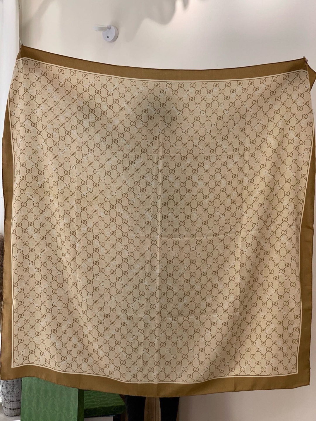 Gucci~140双面丝绒披肩马衔扣细节和GG图案以精致色调匠心呈献，意在向品牌与马术世界的深厚渊源致敬