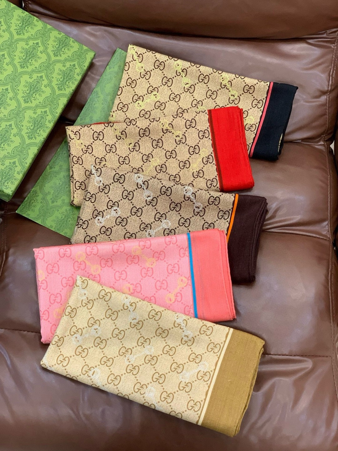 Gucci~140双面丝绒披肩马衔扣细节和GG图案以精致色调匠心呈献，意在向品牌与马术世界的深厚渊源致敬