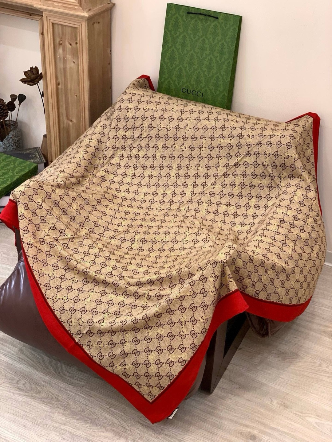 Gucci~140双面丝绒披肩马衔扣细节和GG图案以精致色调匠心呈献，意在向品牌与马术世界的深厚渊源致敬