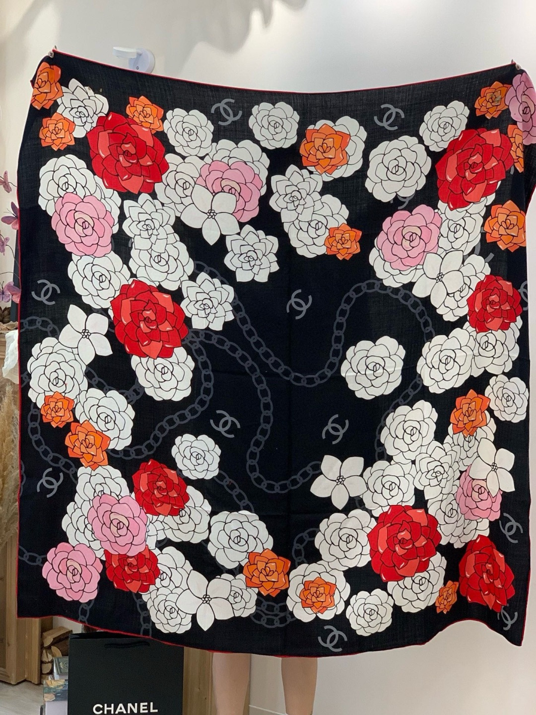 香奈儿上新❤️【Chanel】 经典茶花优雅Coco风，Chanel最新丝绒大方巾~气质到骨子里，香奶奶