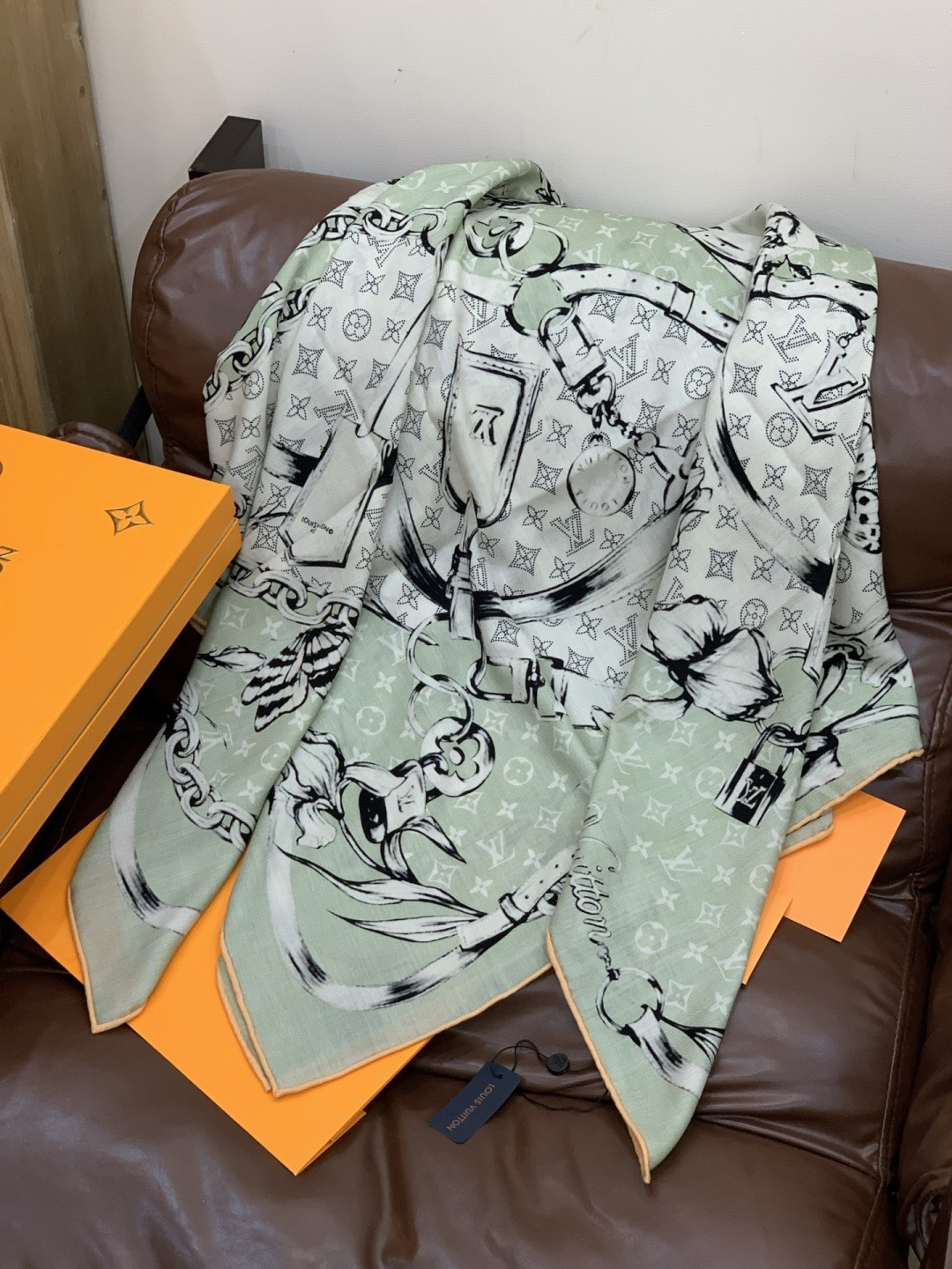 LV x TM 140披肩【140顶级丝绒双面同色披肩】本款LVxTMMonogram Multicol