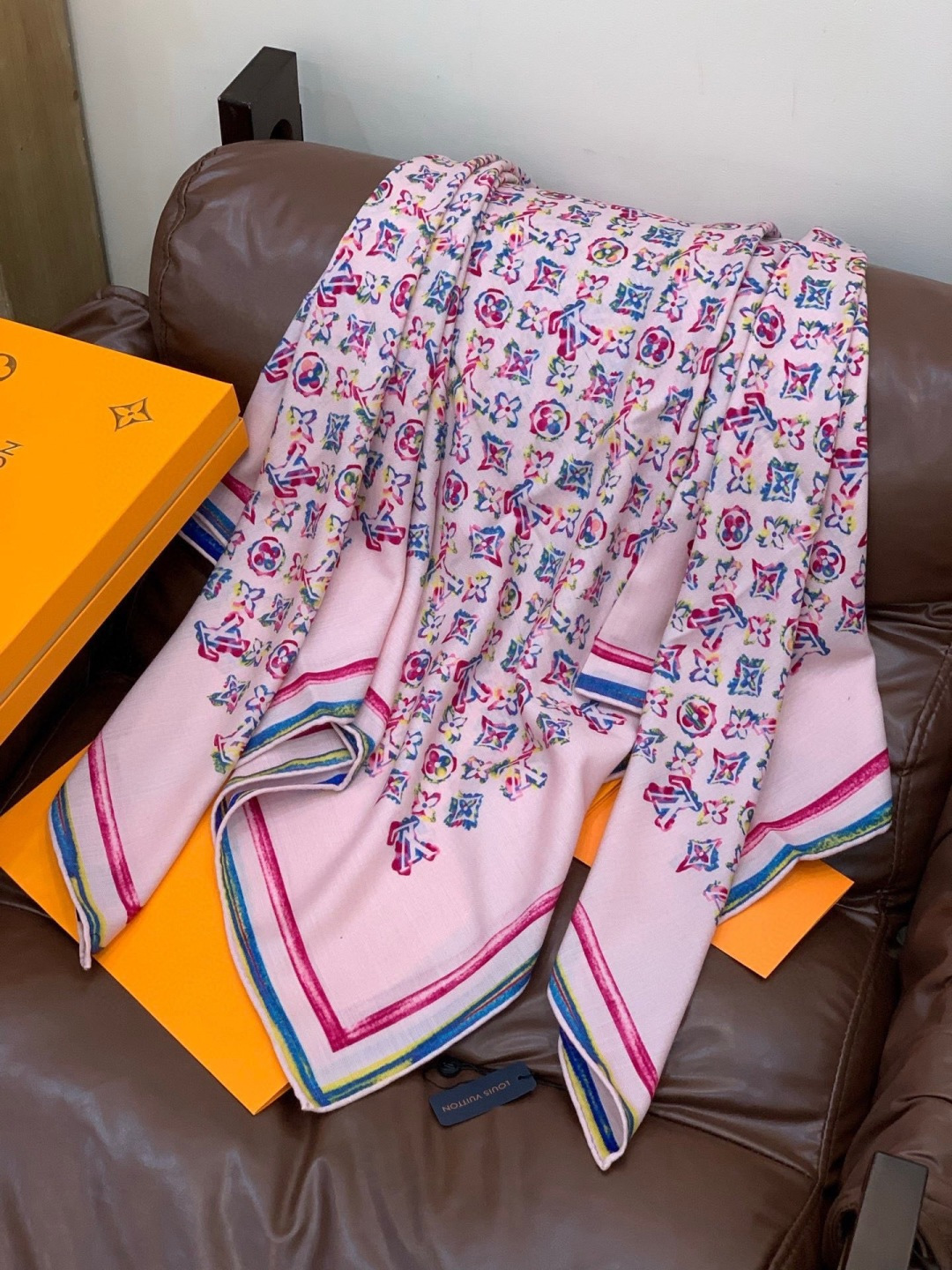 LV x TM 140披肩【140顶级丝绒双面同色披肩】本款LVxTMMonogram Multicol