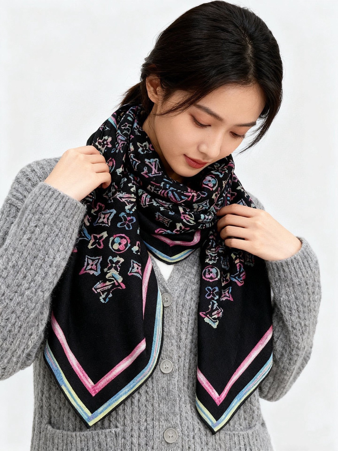 LV x TM 140披肩【140顶级丝绒双面同色披肩】本款LVxTMMonogram Multicol