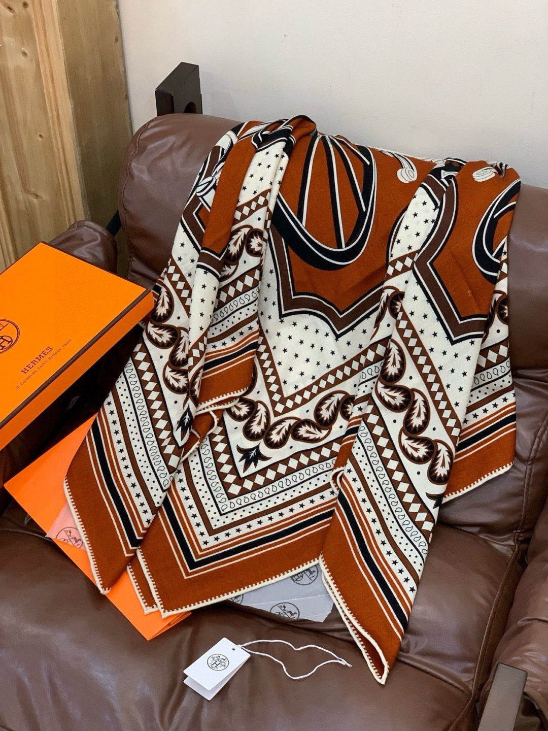 羊绒新款🆕👏👏买了都说好看‼️推荐💕爱马仕双面同色羊绒方巾【双面同色140】，顶级工艺超值‼️爱马仕专柜