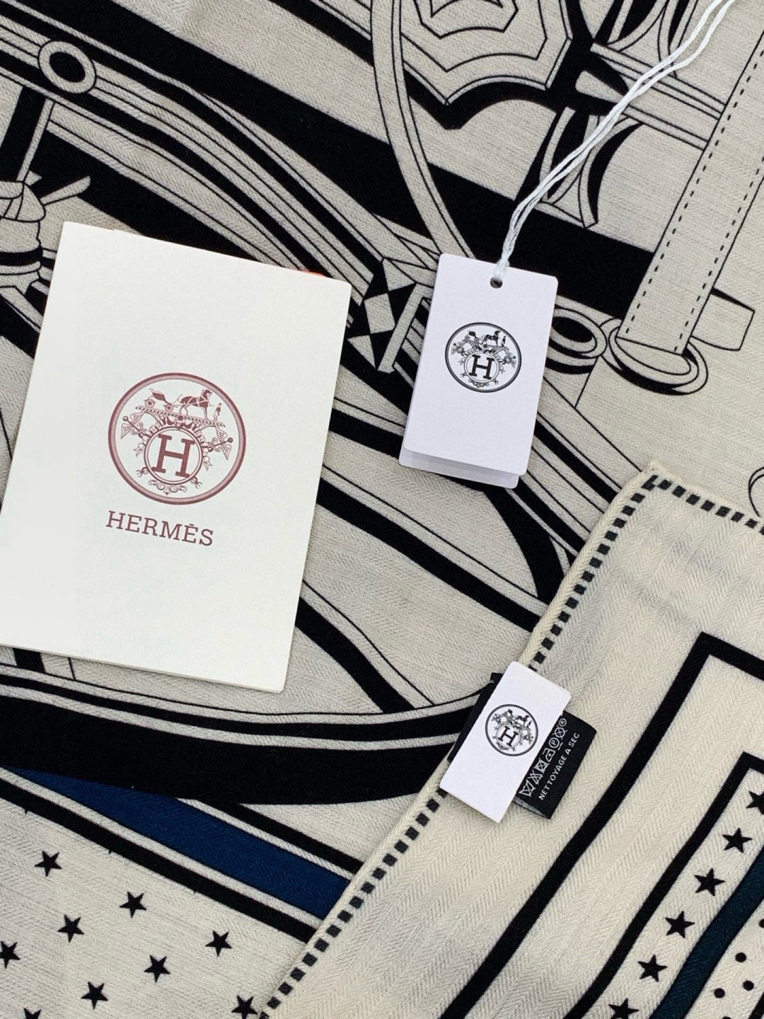 羊绒新款🆕👏👏买了都说好看‼️推荐💕爱马仕双面同色羊绒方巾【双面同色140】，顶级工艺超值‼️爱马仕专柜