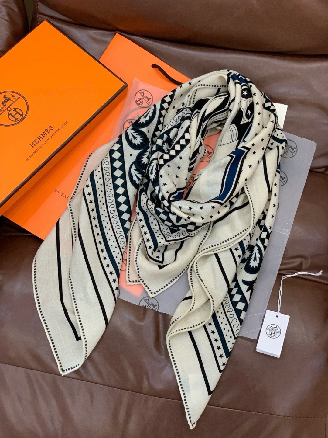 羊绒新款🆕👏👏买了都说好看‼️推荐💕爱马仕双面同色羊绒方巾【双面同色140】，顶级工艺超值‼️爱马仕专柜