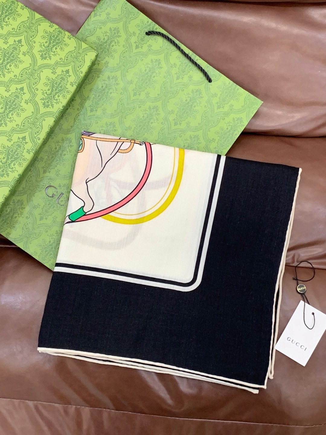 💟Gucci~140双面丝毛披肩马鞍细节和骑马图案以精致色调匠心呈献，意在向品牌与马术世界的深厚渊源致敬