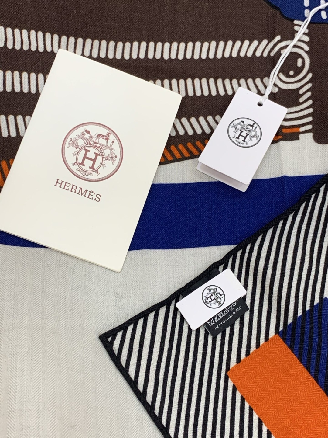 ✨✨【双面同色 丝毛款】H家羊绒新款 买了都说好看‼️推荐💕【骏马披挂 140】羊绒方巾‼️H家ZG爆款