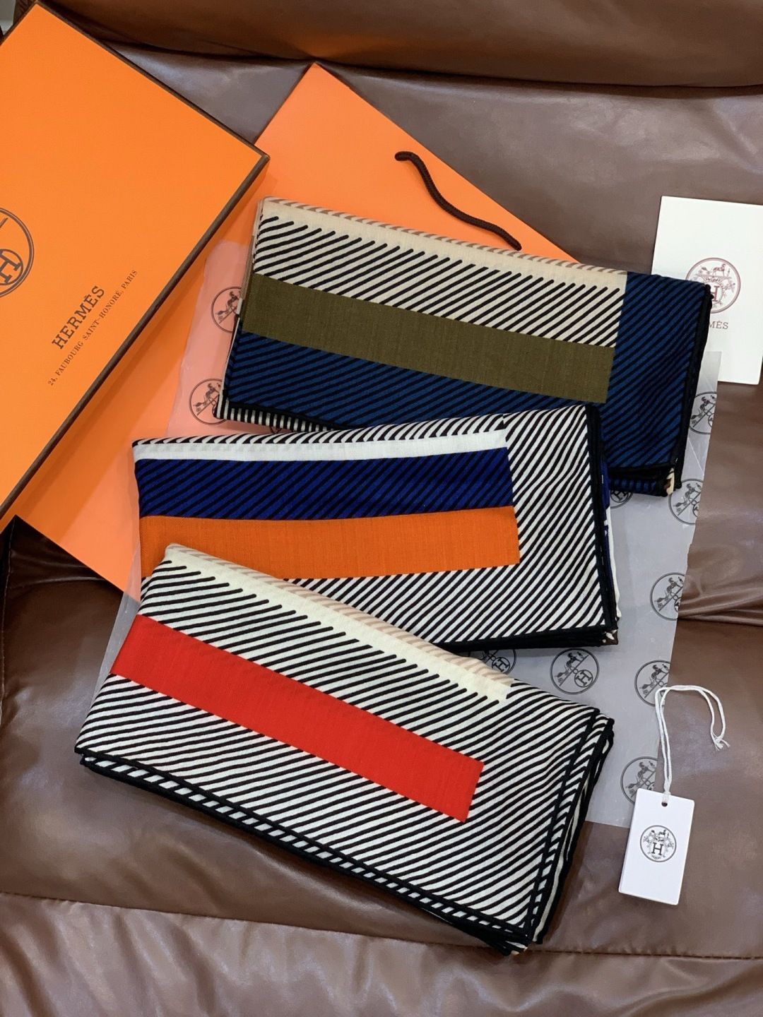 ✨✨【双面同色 丝毛款】H家羊绒新款 买了都说好看‼️推荐💕【骏马披挂 140】羊绒方巾‼️H家ZG爆款