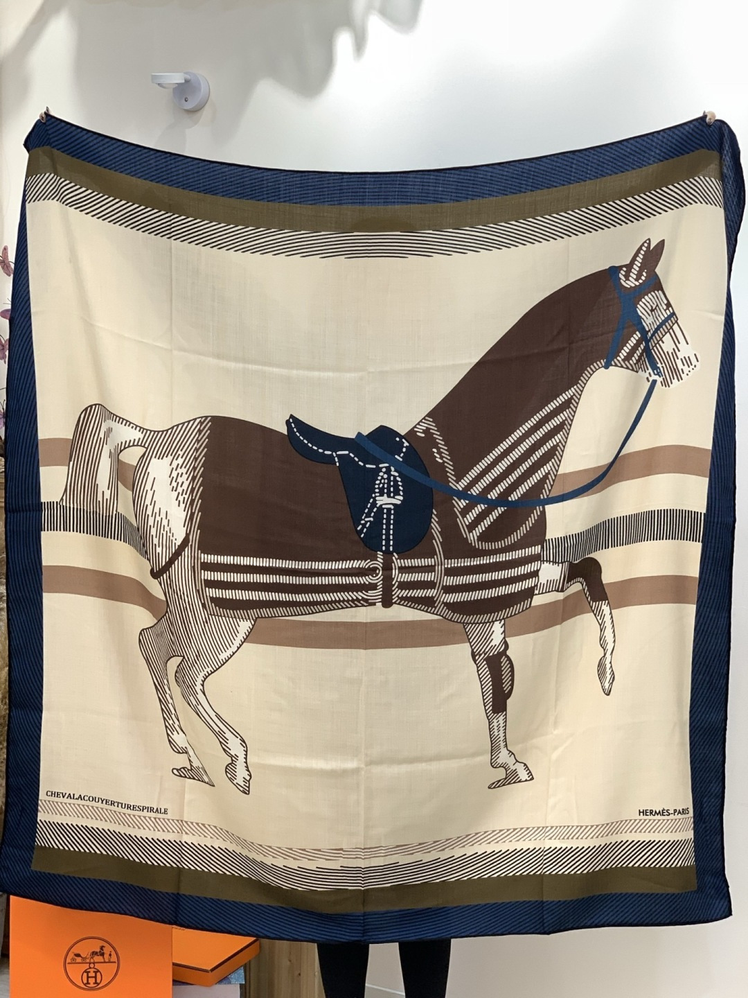 ✨✨【双面同色 丝毛款】H家羊绒新款 买了都说好看‼️推荐💕【骏马披挂 140】羊绒方巾‼️H家ZG爆款