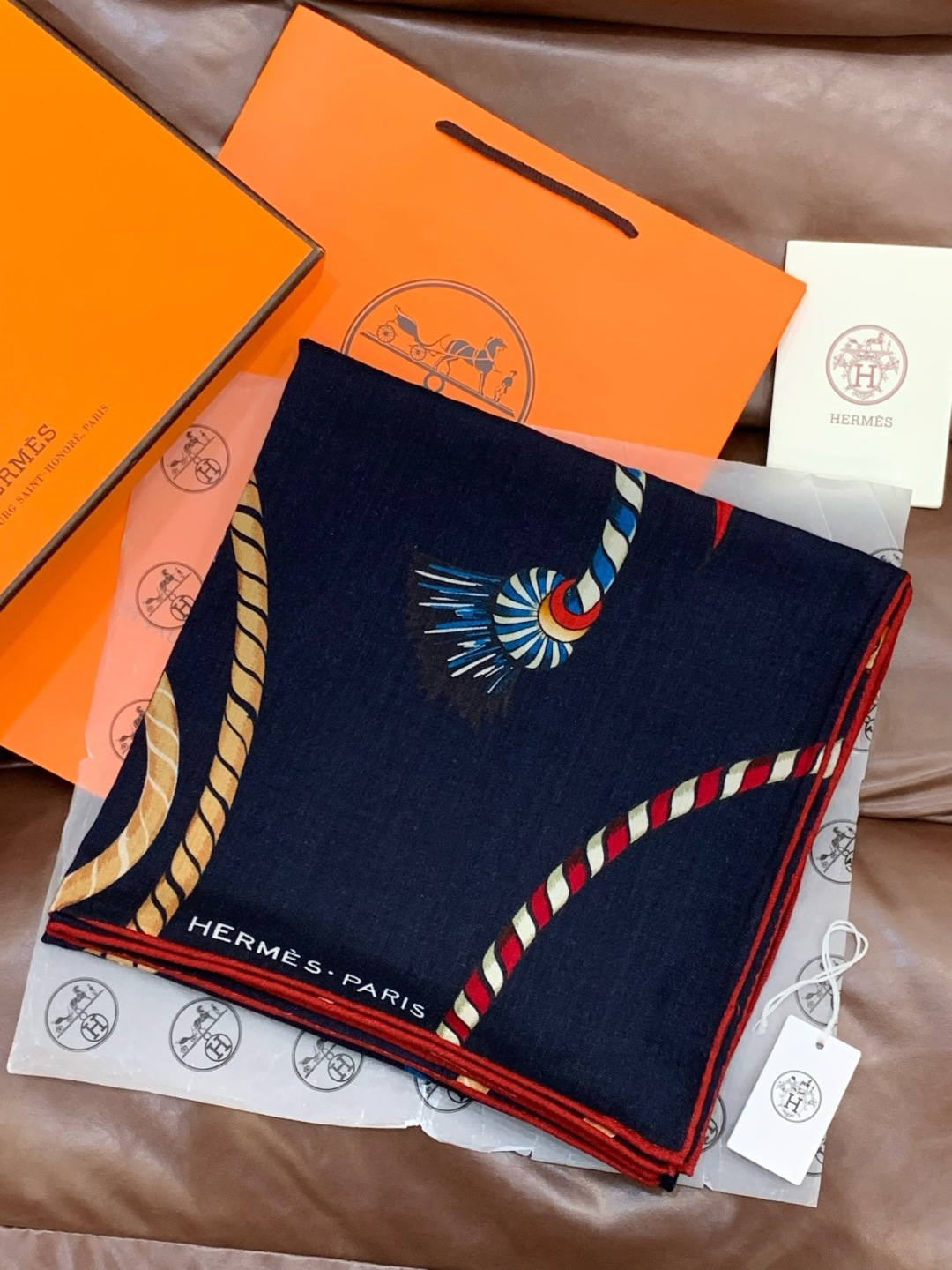 羊绒新款🆕👏👏买了都说好看‼️推荐💕爱马仕双面同色羊绒方巾【双面同色140】，顶级工艺超值‼️爱马仕专柜