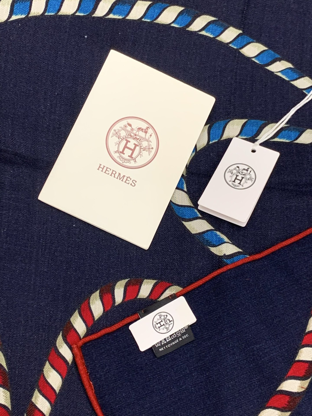 羊绒新款🆕👏👏买了都说好看‼️推荐💕爱马仕双面同色羊绒方巾【双面同色140】，顶级工艺超值‼️爱马仕专柜