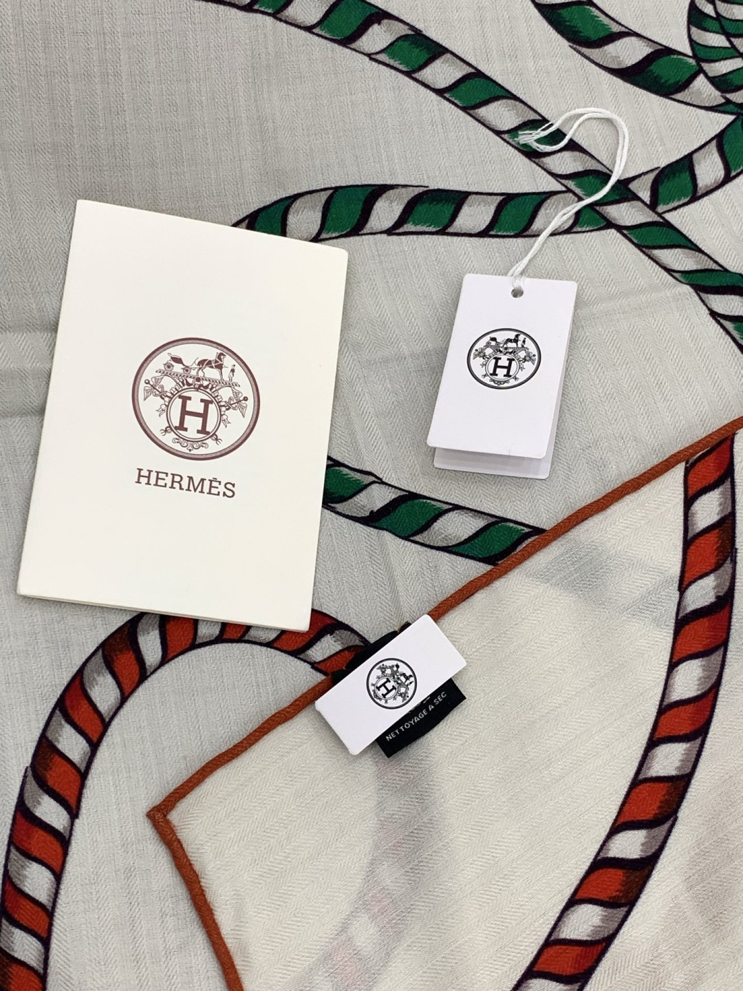 羊绒新款🆕👏👏买了都说好看‼️推荐💕爱马仕双面同色羊绒方巾【双面同色140】，顶级工艺超值‼️爱马仕专柜