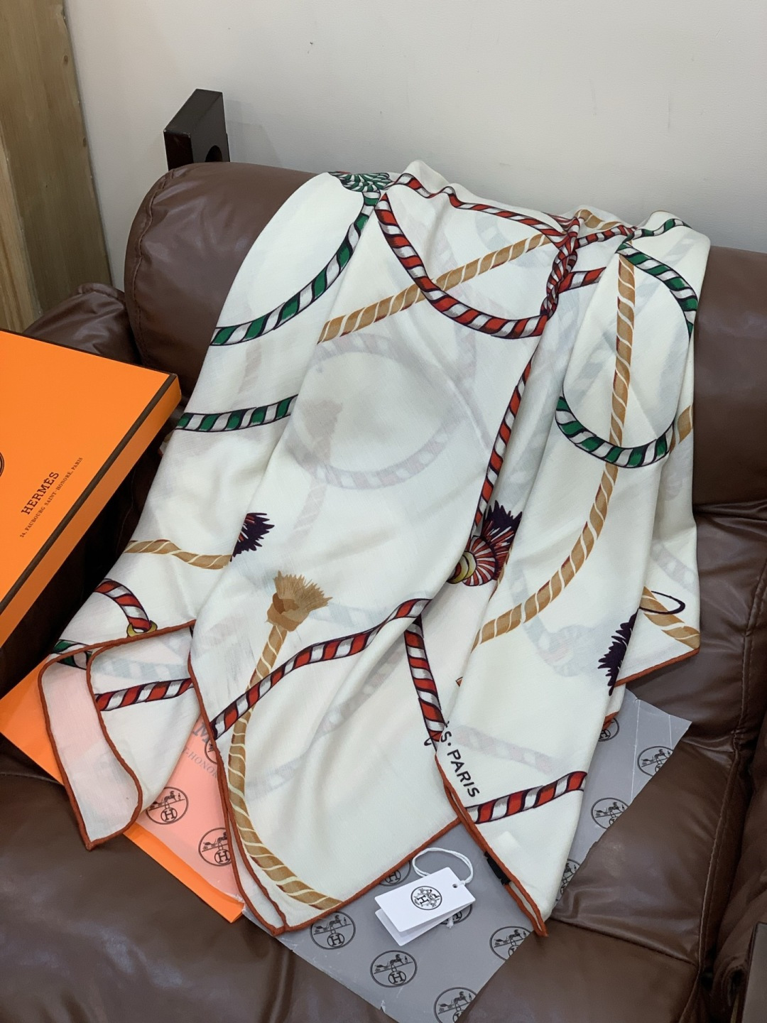 羊绒新款🆕👏👏买了都说好看‼️推荐💕爱马仕双面同色羊绒方巾【双面同色140】，顶级工艺超值‼️爱马仕专柜