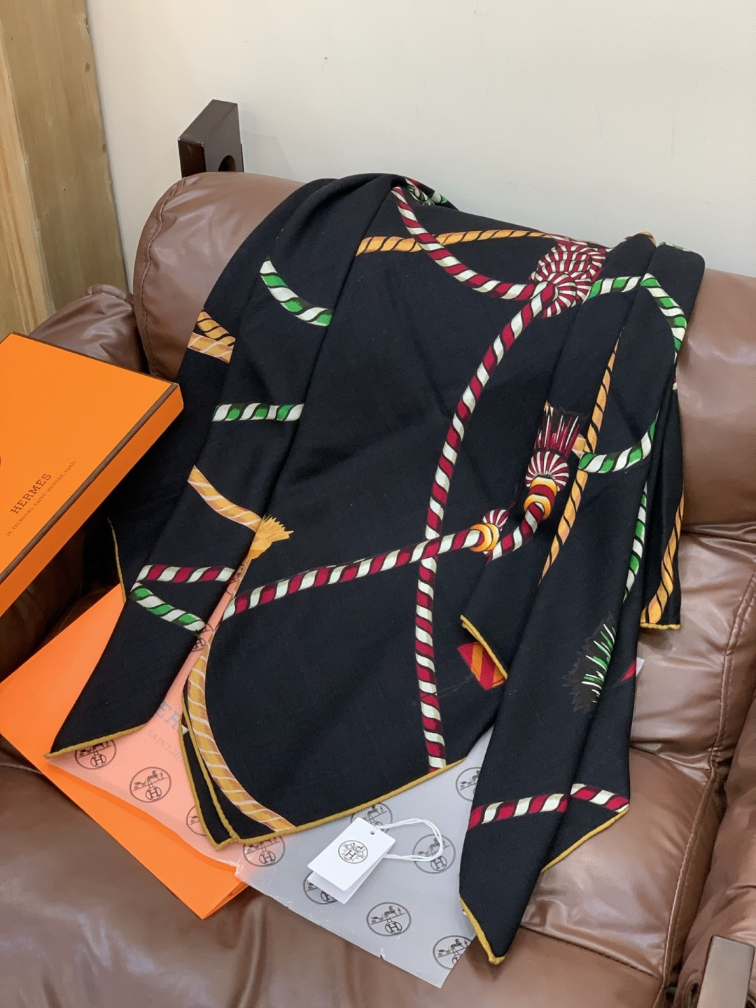 羊绒新款🆕👏👏买了都说好看‼️推荐💕爱马仕双面同色羊绒方巾【双面同色140】，顶级工艺超值‼️爱马仕专柜