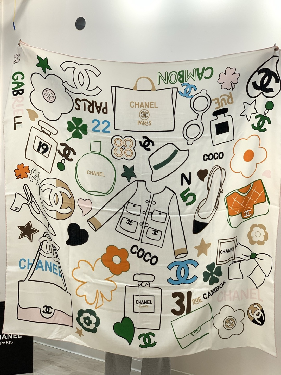 2025秋冬高级成衣系列～Chanel 【140双面同色丝绒披肩】此系列谱写一曲自由轻灵的赞歌本系列作品