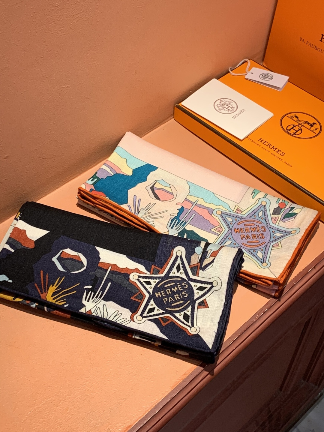 羊绒新款🆕👏👏买了都说好看‼️推荐💕爱马仕双面同色羊绒方巾【双面同色140】，顶级工艺超值‼️爱马仕专柜