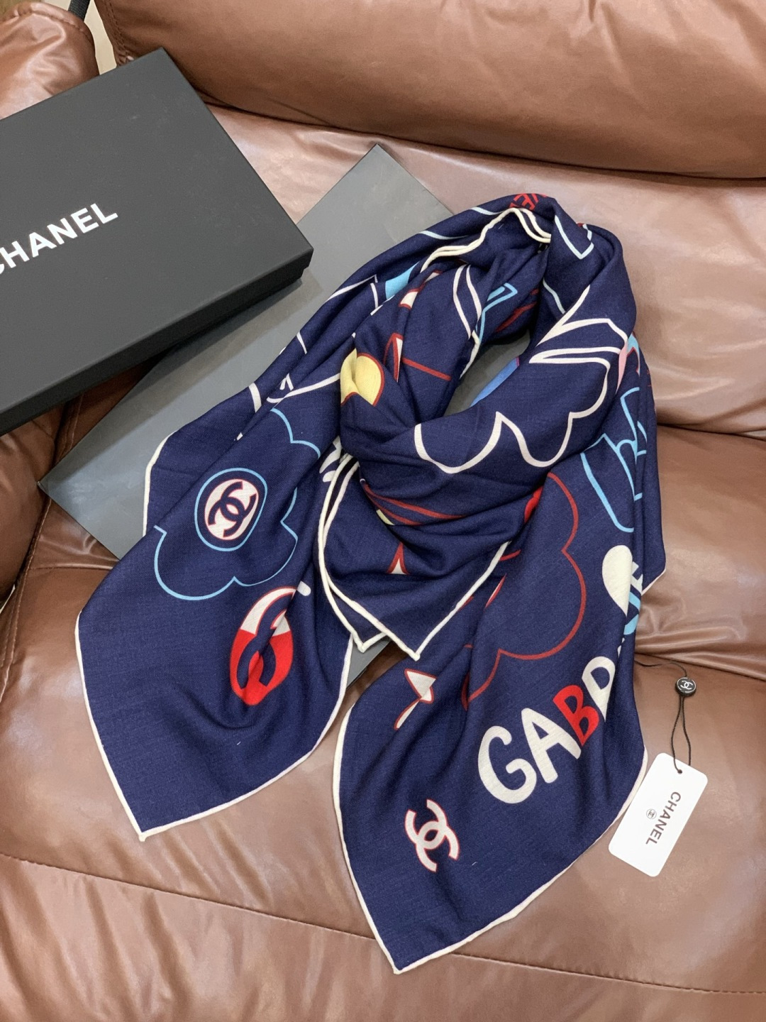 2025秋冬高级成衣系列～Chanel 【140双面同色丝绒披肩】此系列谱写一曲自由轻灵的赞歌本系列作品