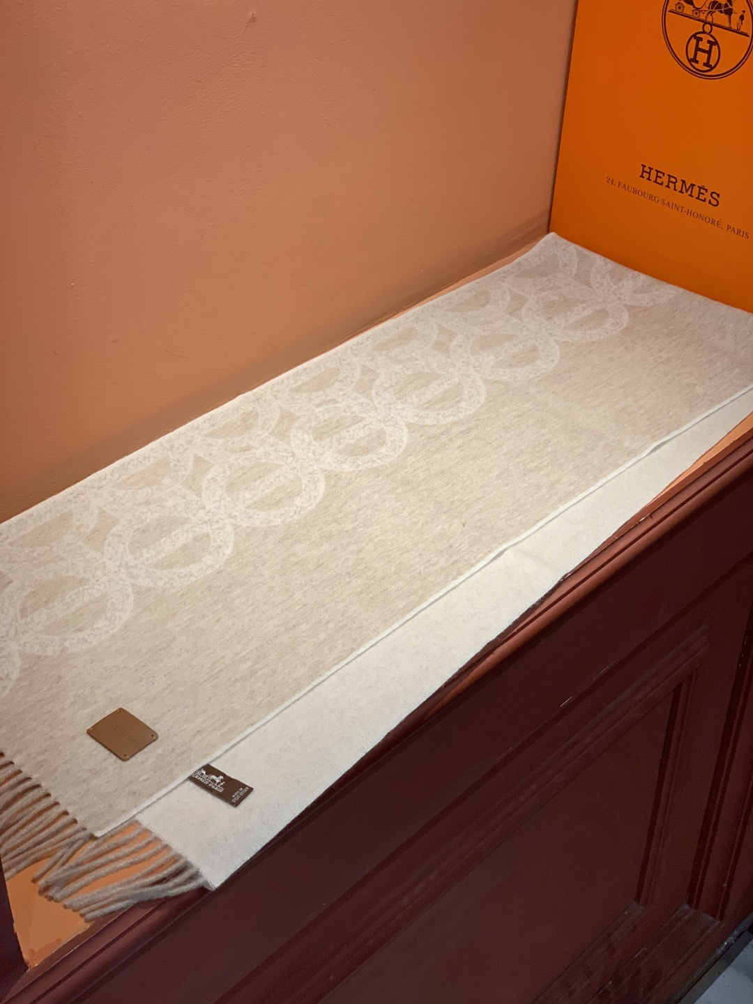 爱马仕👍巴黎时装展商务男士女士羊绒围巾。代工厂臻选上乘的超细羊绒纤维 进行纯手工精梳处理 耗时耗力 再以