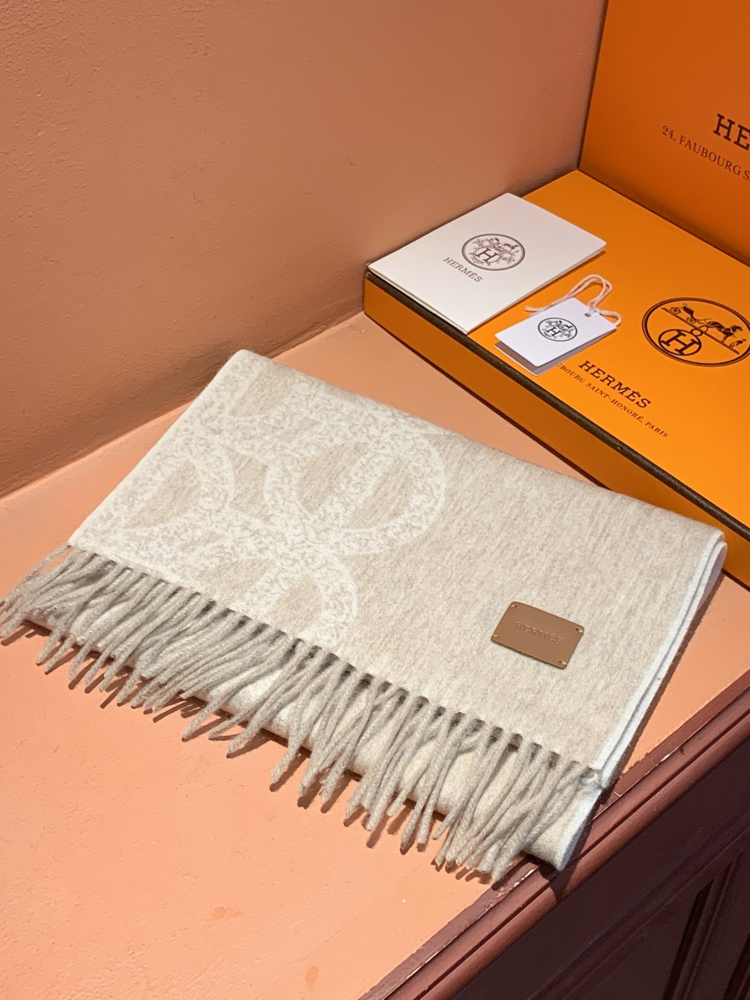 爱马仕👍巴黎时装展商务男士女士羊绒围巾。代工厂臻选上乘的超细羊绒纤维 进行纯手工精梳处理 耗时耗力 再以