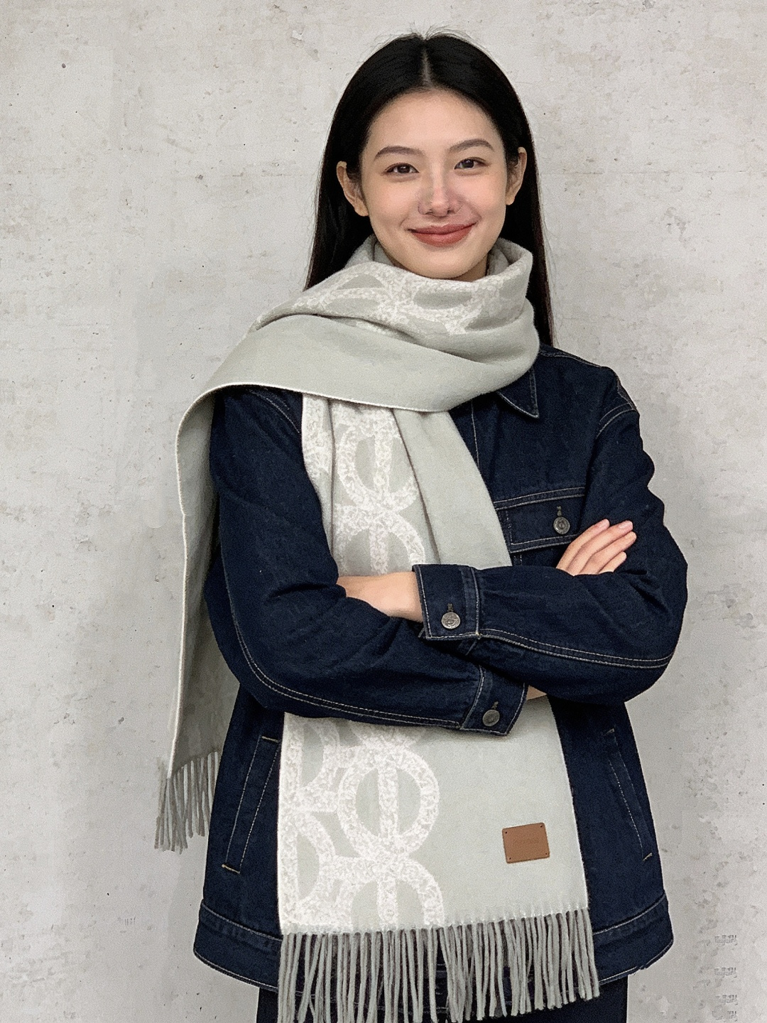 爱马仕👍巴黎时装展商务男士女士羊绒围巾。代工厂臻选上乘的超细羊绒纤维 进行纯手工精梳处理 耗时耗力 再以