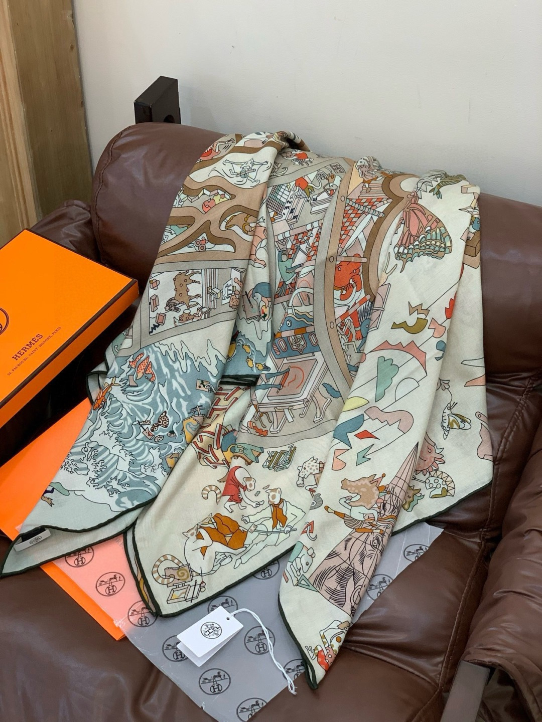 “马术学院”140双面同色丝绒披肩～Hermes 手工卷边丝绒方巾（30%桑蚕丝70%羊绒）这款爱马仕的