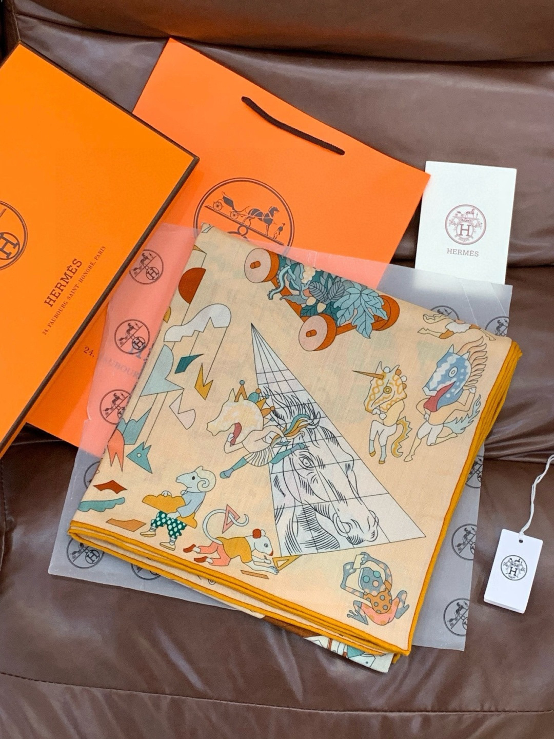 “马术学院”140双面同色丝绒披肩～Hermes 手工卷边丝绒方巾（30%桑蚕丝70%羊绒）这款爱马仕的