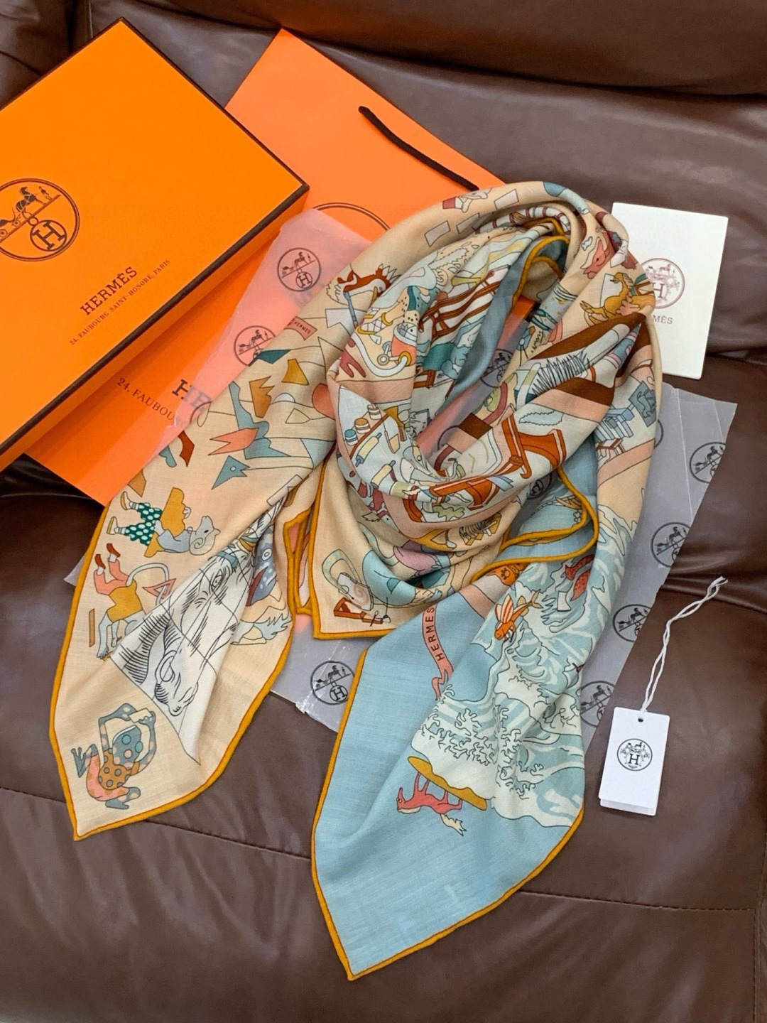 “马术学院”140双面同色丝绒披肩～Hermes 手工卷边丝绒方巾（30%桑蚕丝70%羊绒）这款爱马仕的