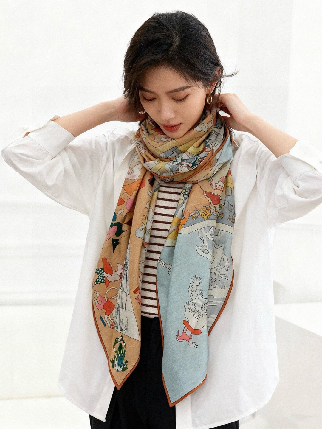 “马术学院”140双面同色丝绒披肩～Hermes 手工卷边丝绒方巾（30%桑蚕丝70%羊绒）这款爱马仕的