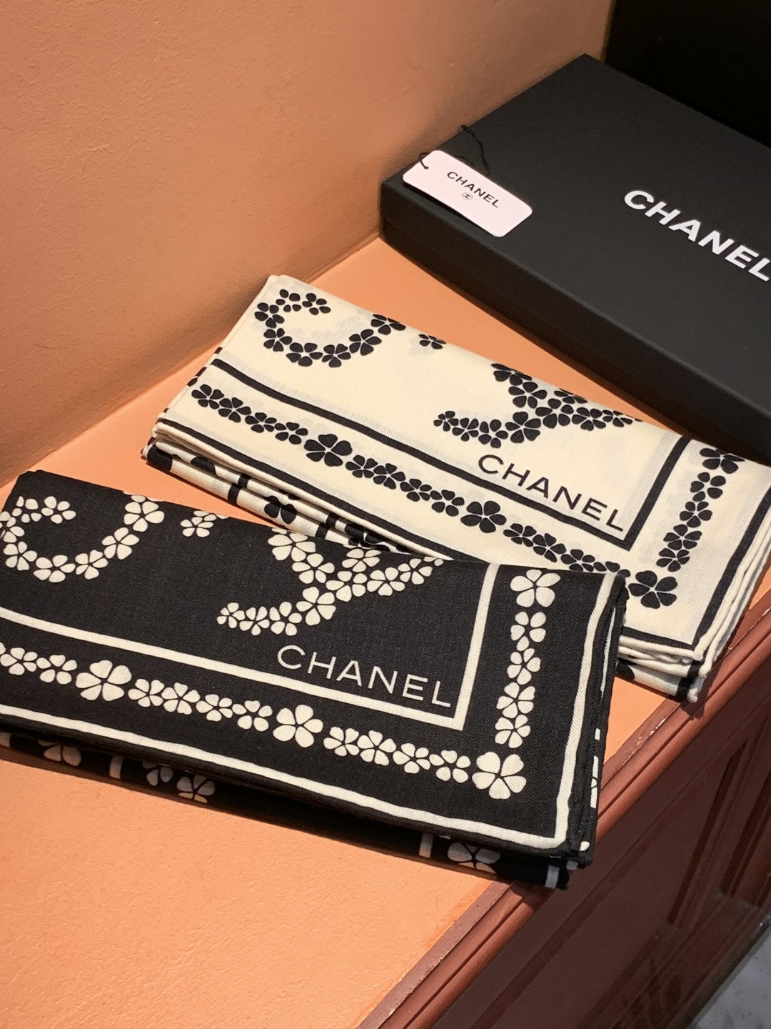 2025秋冬高级成衣系列～Chanel 【140双面同色丝绒披肩】此系列谱写一曲自由轻灵的赞歌本系列作品