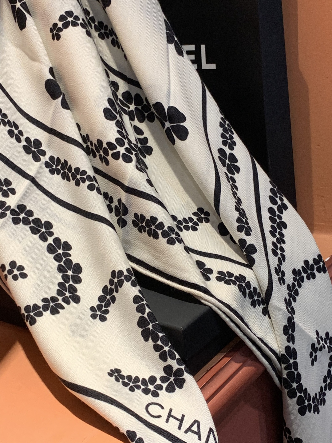 2025秋冬高级成衣系列～Chanel 【140双面同色丝绒披肩】此系列谱写一曲自由轻灵的赞歌本系列作品