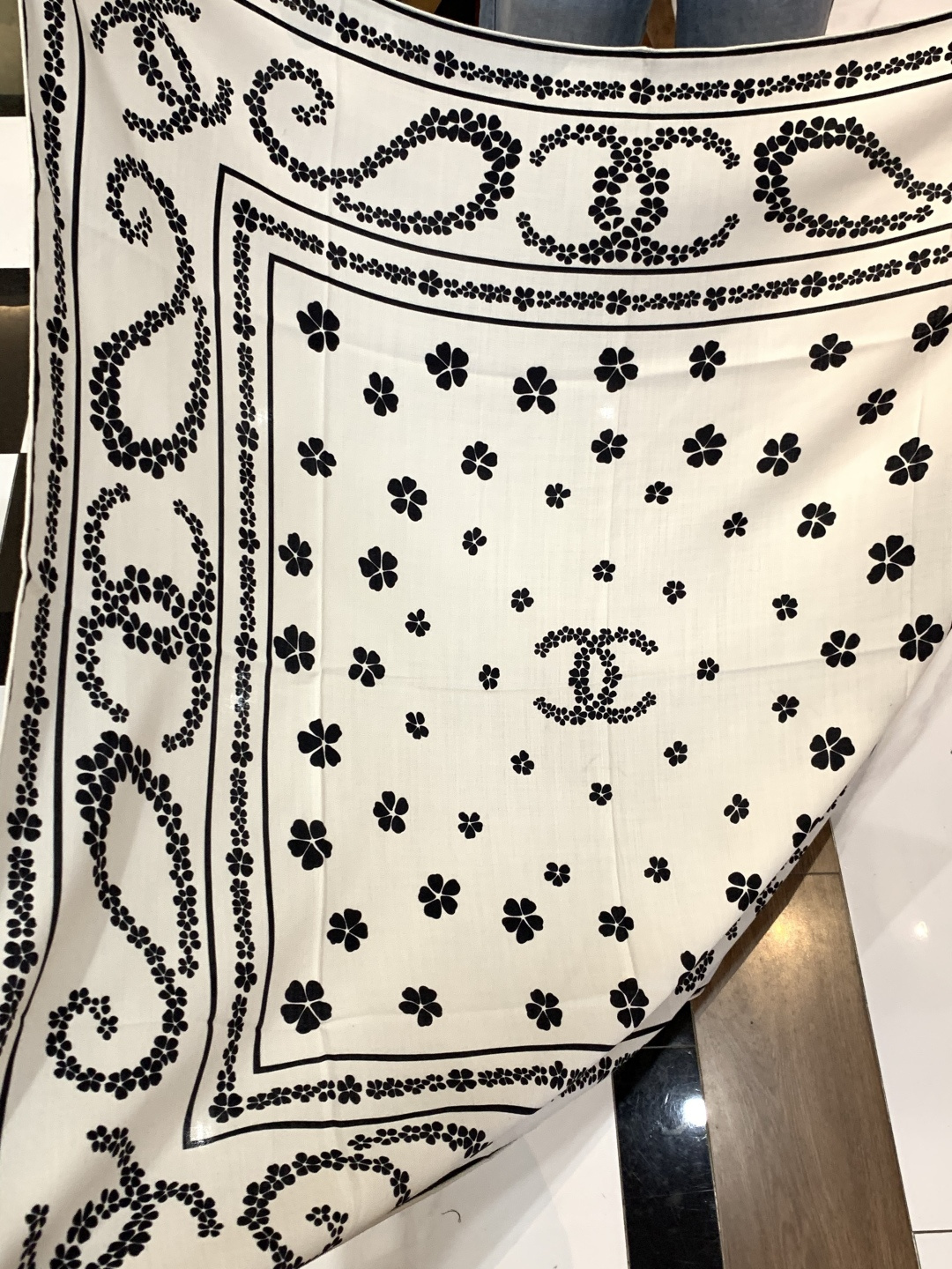 2025秋冬高级成衣系列～Chanel 【140双面同色丝绒披肩】此系列谱写一曲自由轻灵的赞歌本系列作品