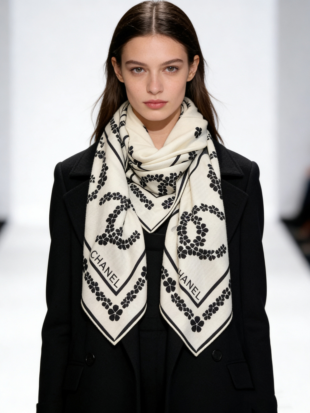 P225 2025秋冬高级成衣系列~Chanel
【140双面同色丝绒披肩】
此系列谱写一曲自由轻灵的赞歌
本系列作品创新演绎品牌的风格符号
尽显无拘无束的自信魅力
优雅浪漫的风格设计
成份:30%桑蚕丝70%羊绒
尺寸:135*135cm