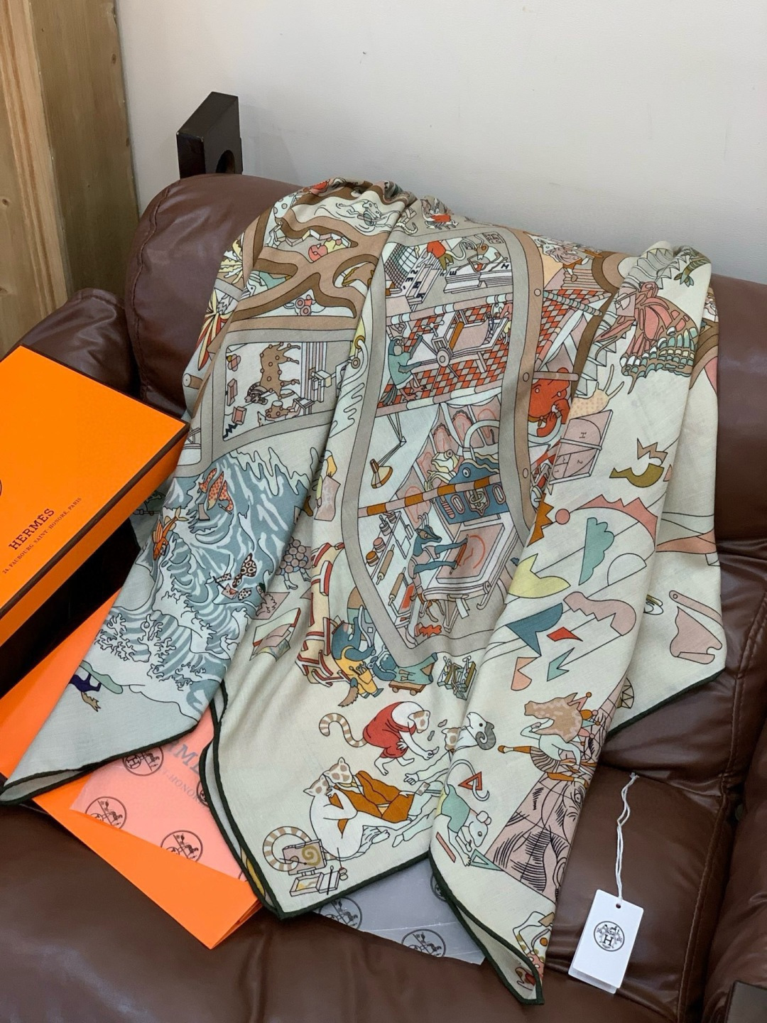 “马术学院”140双面同色丝绒披肩～Hermes 手工卷边丝绒方巾（30%桑蚕丝70%羊绒）这款爱马仕的