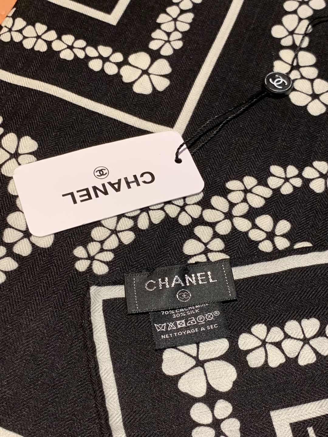 2025秋冬高级成衣系列～Chanel 【140双面同色丝绒披肩】此系列谱写一曲自由轻灵的赞歌本系列作品