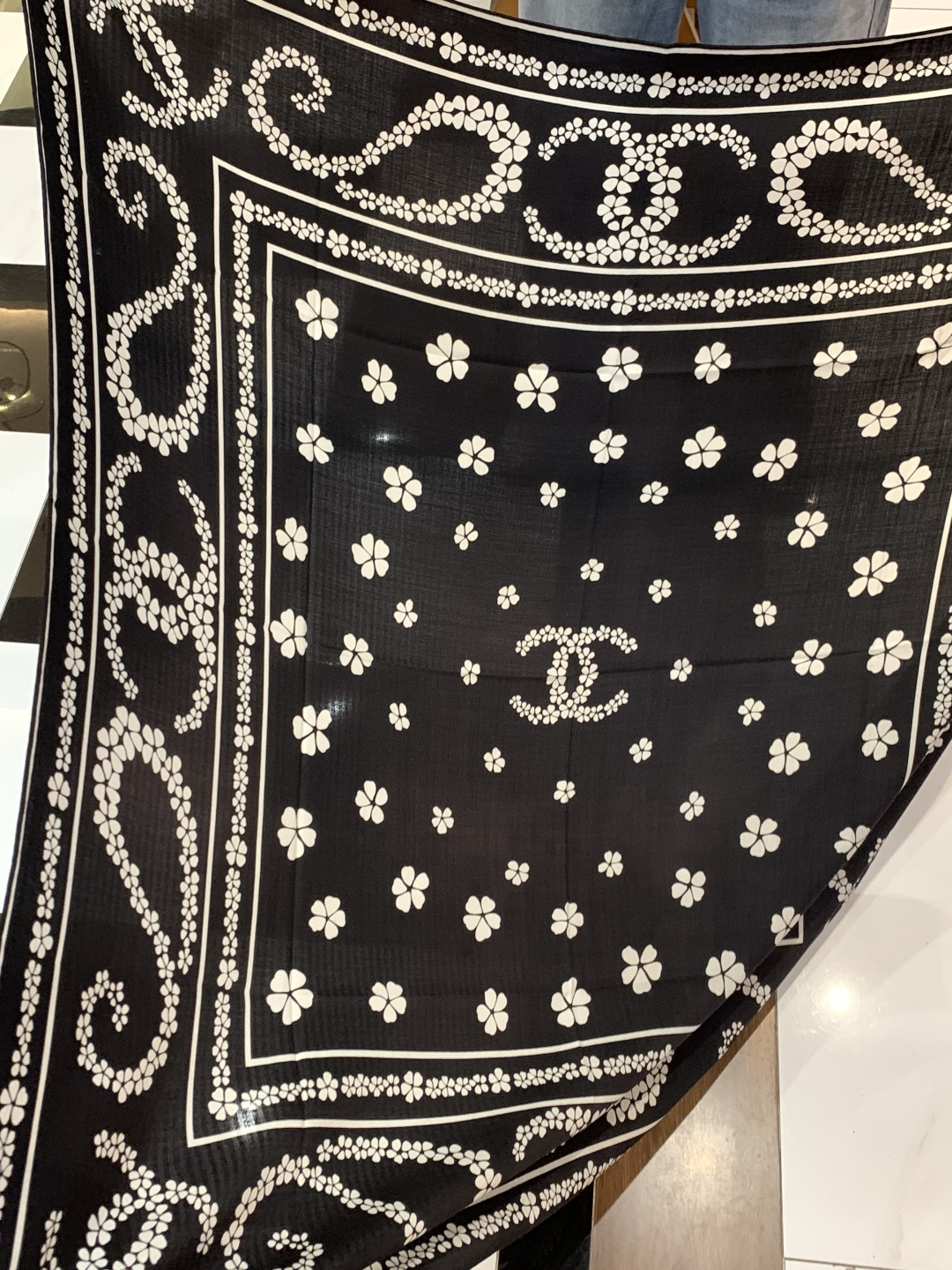 2025秋冬高级成衣系列～Chanel 【140双面同色丝绒披肩】此系列谱写一曲自由轻灵的赞歌本系列作品