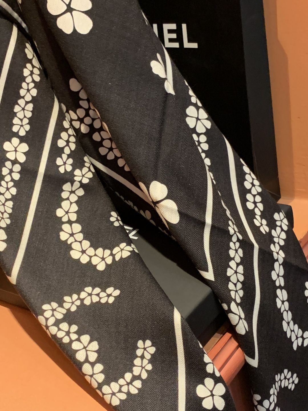 2025秋冬高级成衣系列～Chanel 【140双面同色丝绒披肩】此系列谱写一曲自由轻灵的赞歌本系列作品