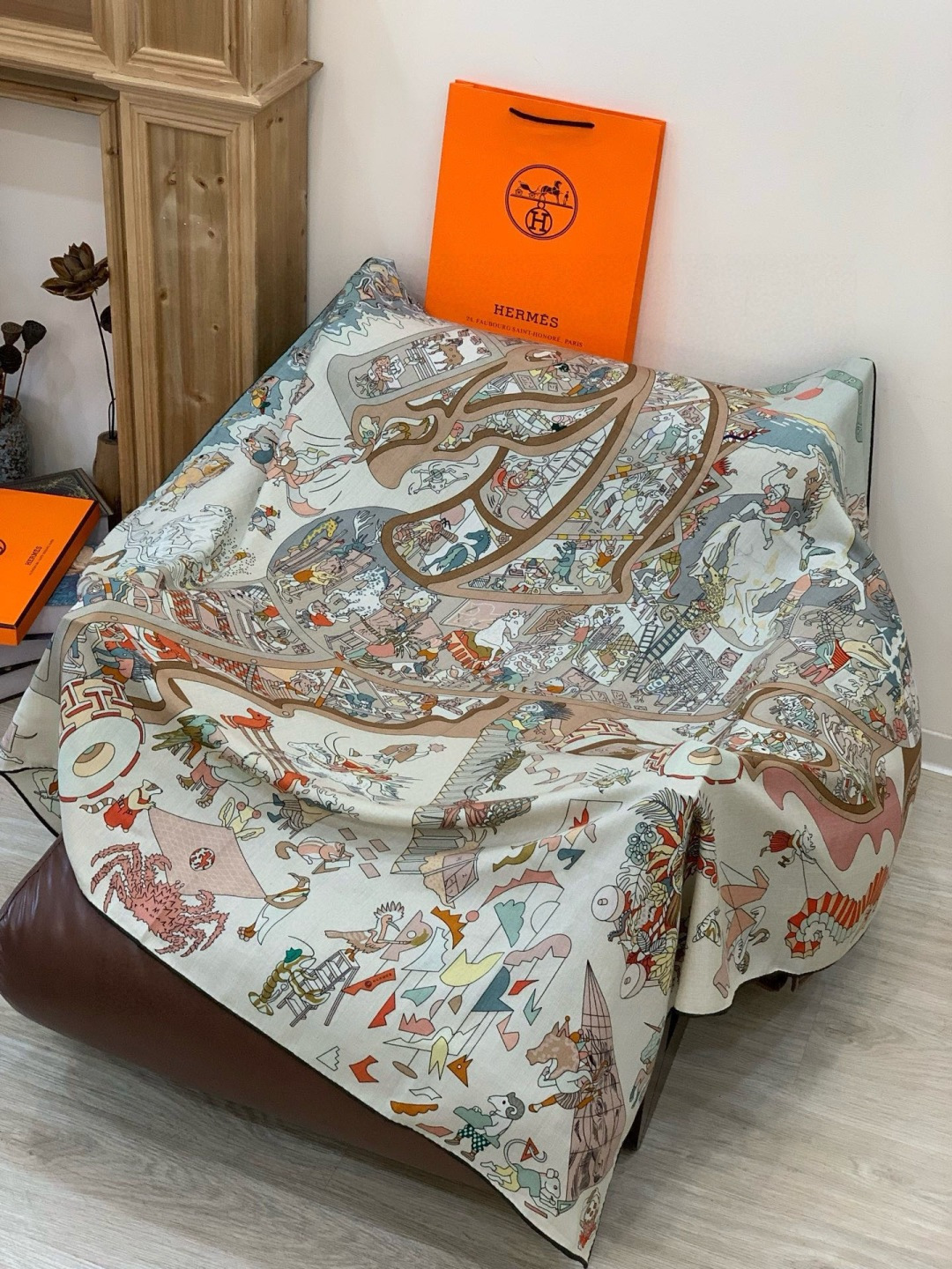 “马术学院”140双面同色丝绒披肩～Hermes 手工卷边丝绒方巾（30%桑蚕丝70%羊绒）这款爱马仕的