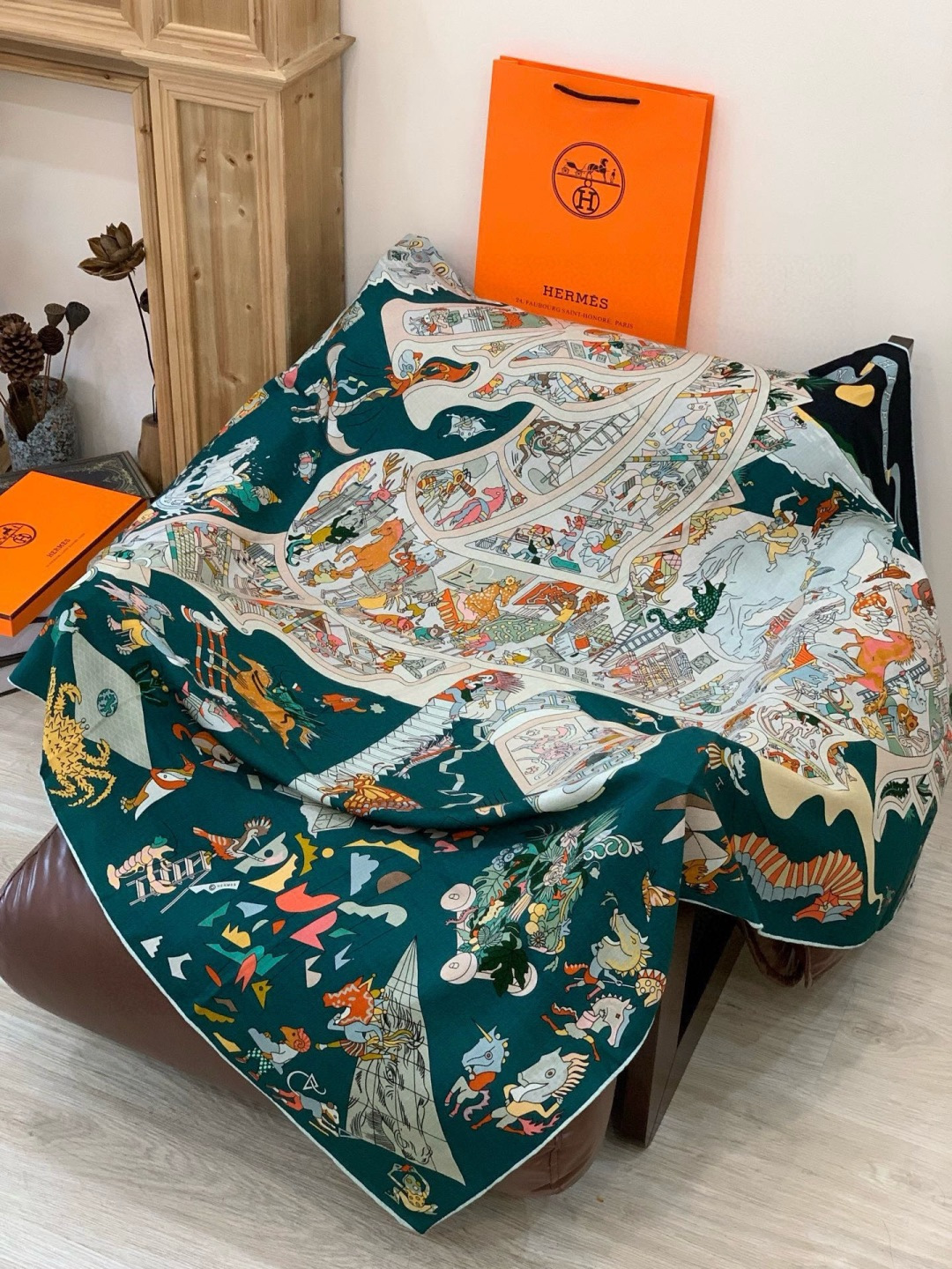 “马术学院”140双面同色丝绒披肩～Hermes 手工卷边丝绒方巾（30%桑蚕丝70%羊绒）这款爱马仕的