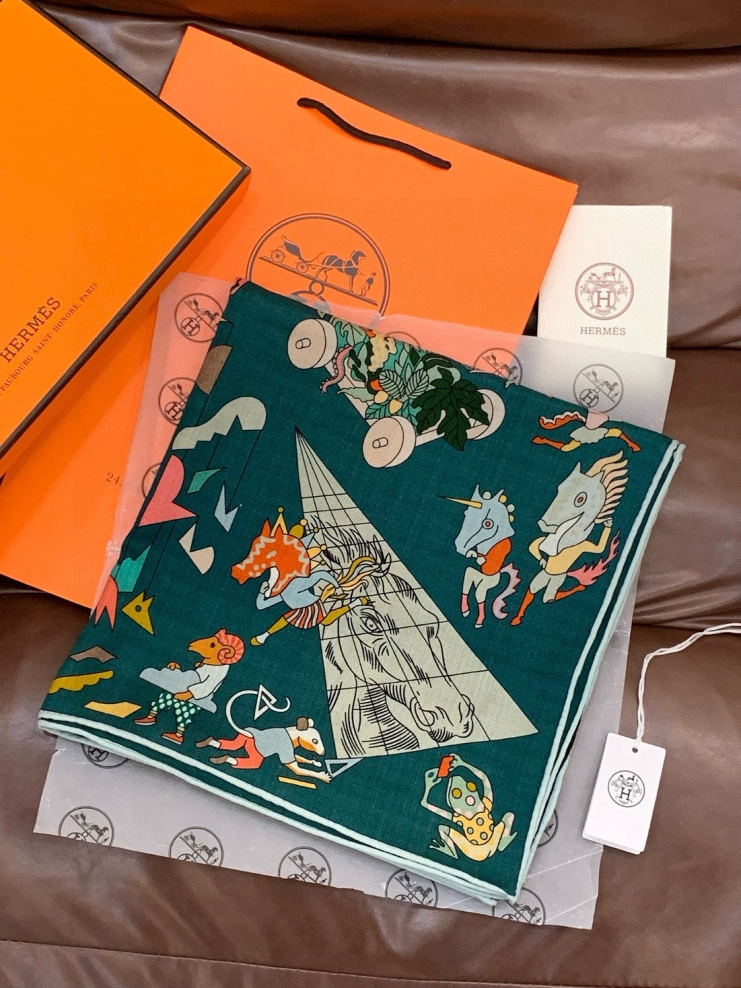 “马术学院”140双面同色丝绒披肩～Hermes 手工卷边丝绒方巾（30%桑蚕丝70%羊绒）这款爱马仕的