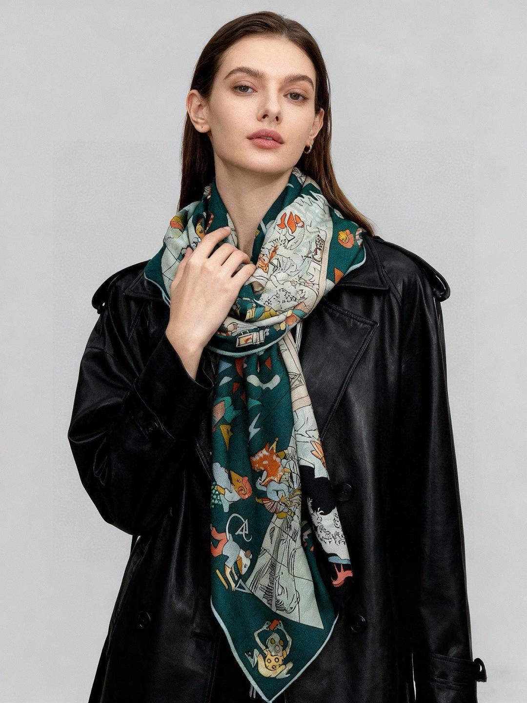 “马术学院”140双面同色丝绒披肩～Hermes 手工卷边丝绒方巾（30%桑蚕丝70%羊绒）这款爱马仕的