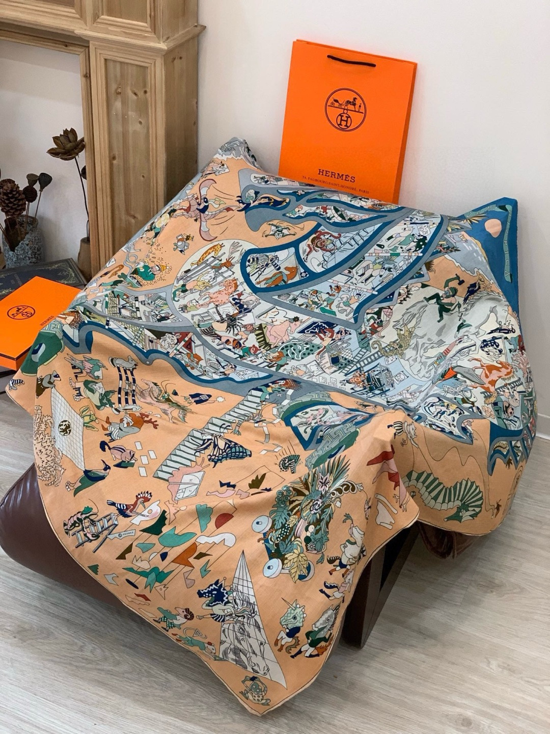 “马术学院”140双面同色丝绒披肩～Hermes 手工卷边丝绒方巾（30%桑蚕丝70%羊绒）这款爱马仕的