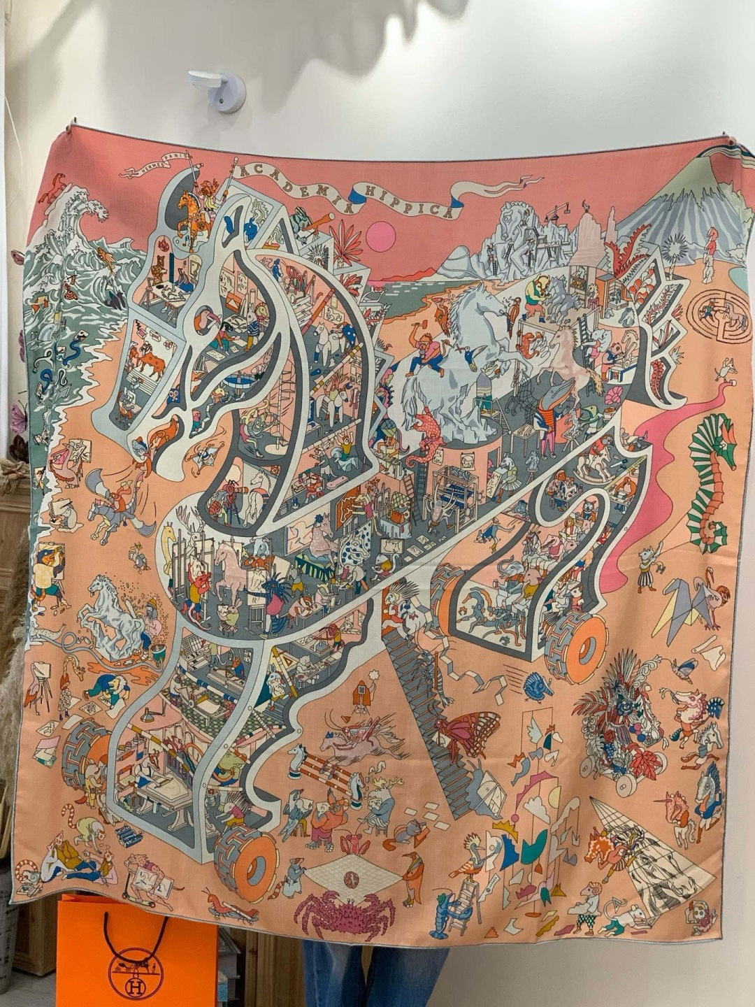 “马术学院”140双面同色丝绒披肩～Hermes 手工卷边丝绒方巾（30%桑蚕丝70%羊绒）这款爱马仕的