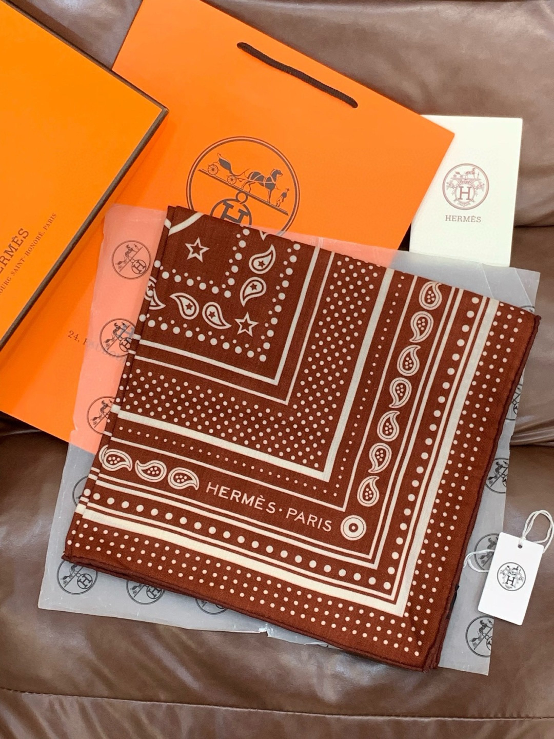 羊绒新款🆕👏👏买了都说好看‼️推荐💕爱马仕双面同色羊绒方巾【双面同色140】，顶级工艺超值‼️爱马仕专柜